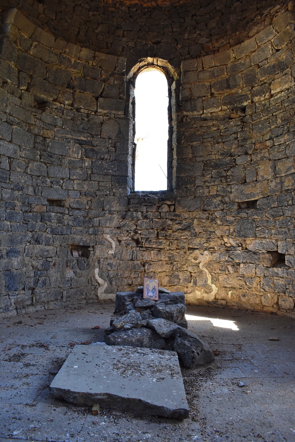 Унутрашњост храма Светих апостола Петра и Павла