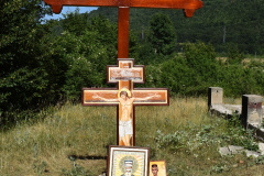 Часни Крст поред јаме