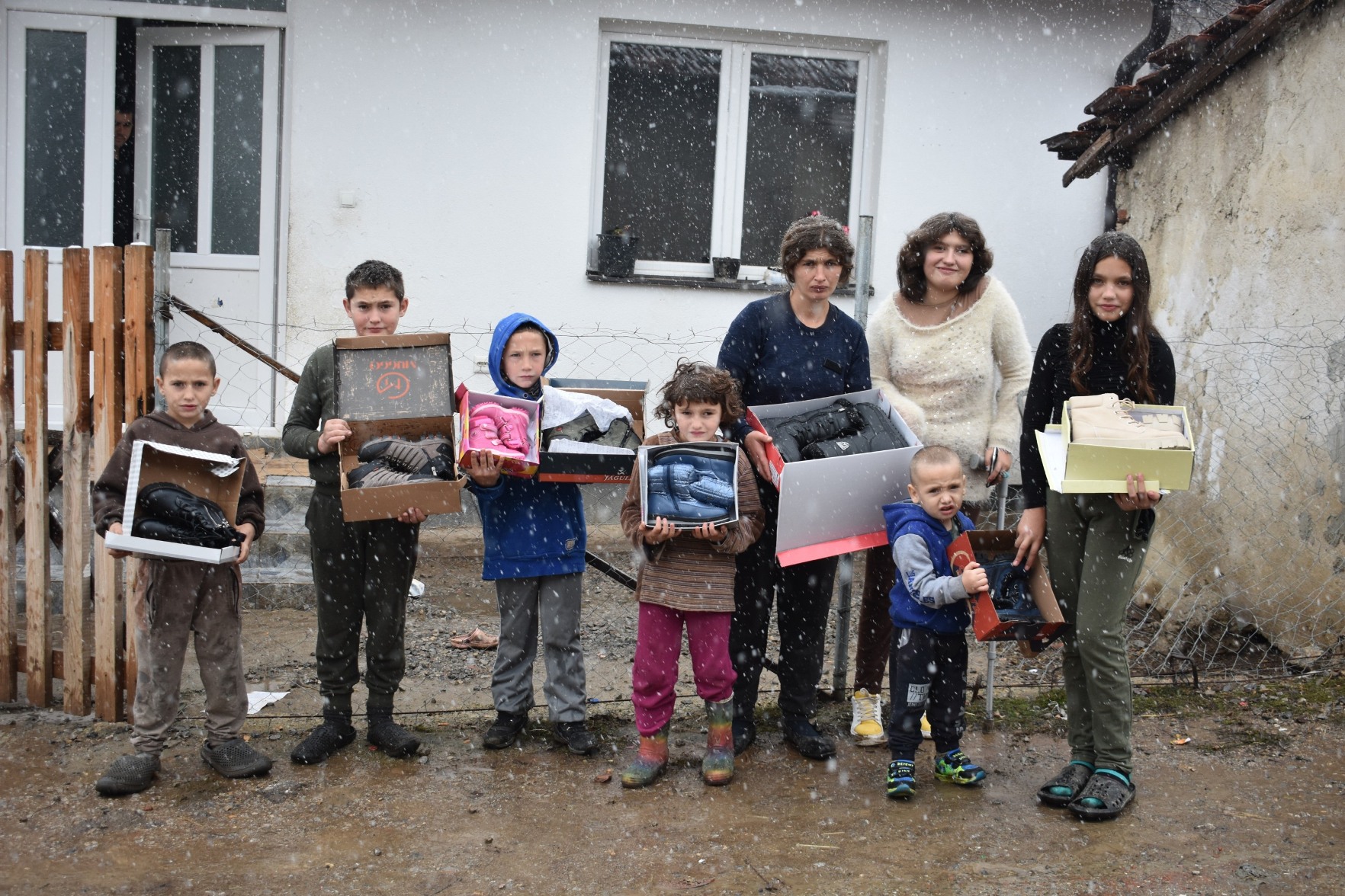 Дјеца Косова и Метохије добила зимску обућу из Бањалуке