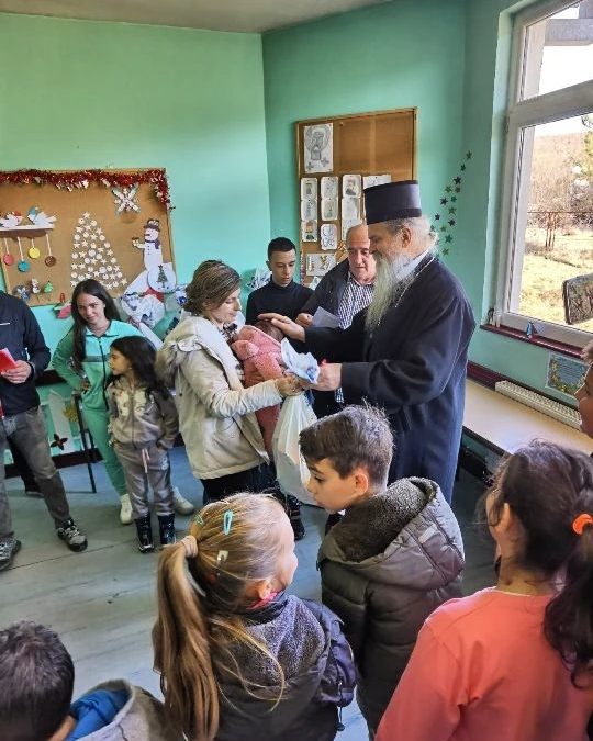 Задужбина за Косову и Метохију на Божић обрадовала 53 породице на Косову и Метохији