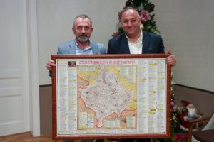 Предраг Адамовић уручује мапу задужбина Косова и Метохије Душку Певуљи.