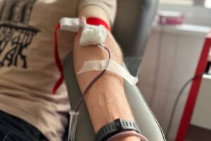 Добровољни даваоци крви током Видовданске акције у Заводу за трансфузијску медицину Бања Лука